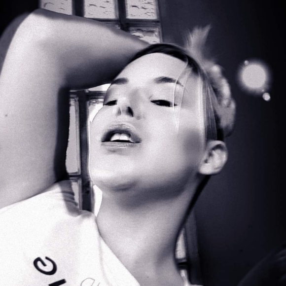 Meet your Posher, Sarah - Picture 4 of 4